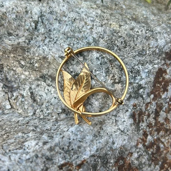 Gold Leaf Brooch with real Pearl Accent - Picture 4 of 5